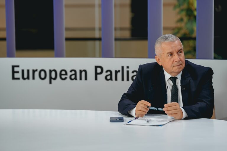VIDEO EXCLUSIV | Buda bate cu pumnul în masă: „Dacă nu cedați, vă schimbăm legea!”