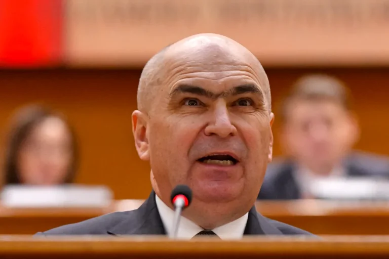 Ilie Bolojan îi jignește pe parlamentarii din opoziție: „Așa cum frumusețea nu scuză prostituția, nici inteligența nu scuză lipsa de caracter”