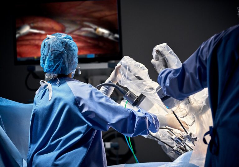 Primele intervenții de chirurgie robotică realizate la Spitalul Municipal Cluj, imediat după lansarea noului program