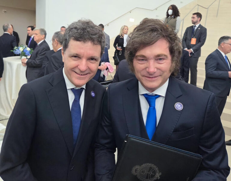 Nicușor Dan, surprins zâmbind larg alături de liderul „anarho-capitalist” al Argentinei! Fotografie care a stârnit valuri
