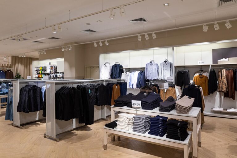 Comisia Europeană interzice distrugerea hainelor și încălțămintei nevândute. Noi reguli pentru reducerea deșeurilor textile