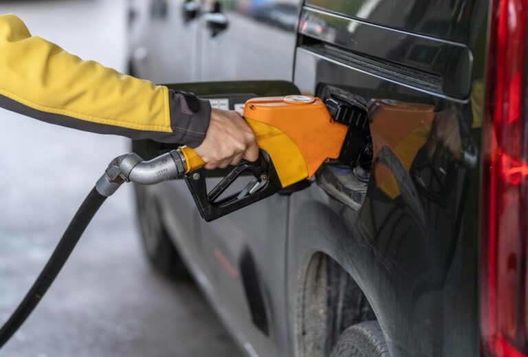 Calm fragil pe piețele globale: Bursele cresc, iar prețul petrolului scade, în timp ce investitorii analizează strategia lui Trump în Orientul Mijlociu