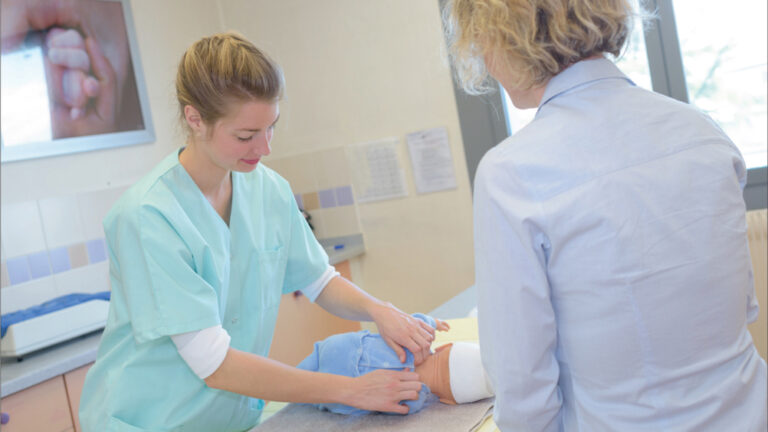 Alarmă în spitale: părinții refuză tratamentele de bază pentru nou-născuți! Medicii avertizează: „Pun vieți în pericol”