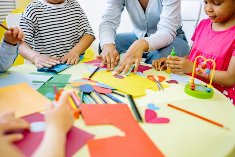 Când încep înscrierile la creșă și grădiniță în 2026. Ministerul Educației a publicat calendarul propus