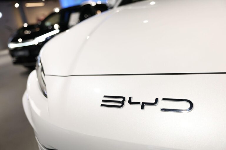 Boom pe piața auto din România: electricele accelerează puternic, Tesla domină, iar BYD urcă rapid în top