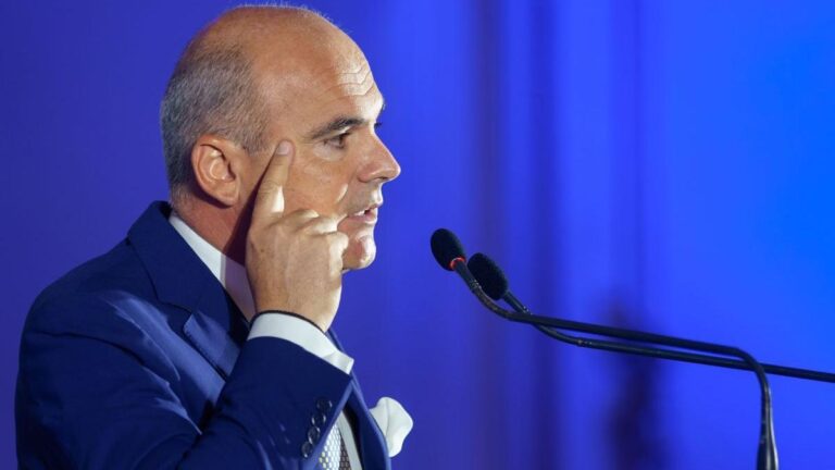 Rareș Bogdan „aprinde lumina” în PNL: „Corul lăudătorilor lui Bolojan funcționează ca un scutec”