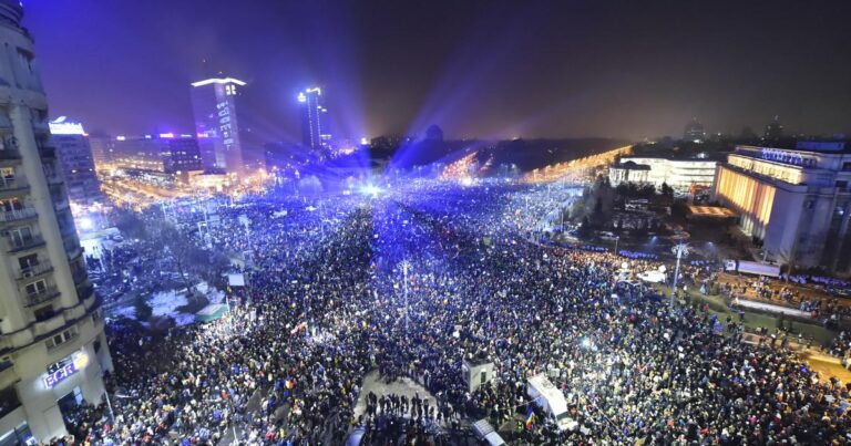 „Revoluție cu aplauze” în Piața Victoriei: artiștii ies la rampă pentru Bolojan, #rezist se reactivează