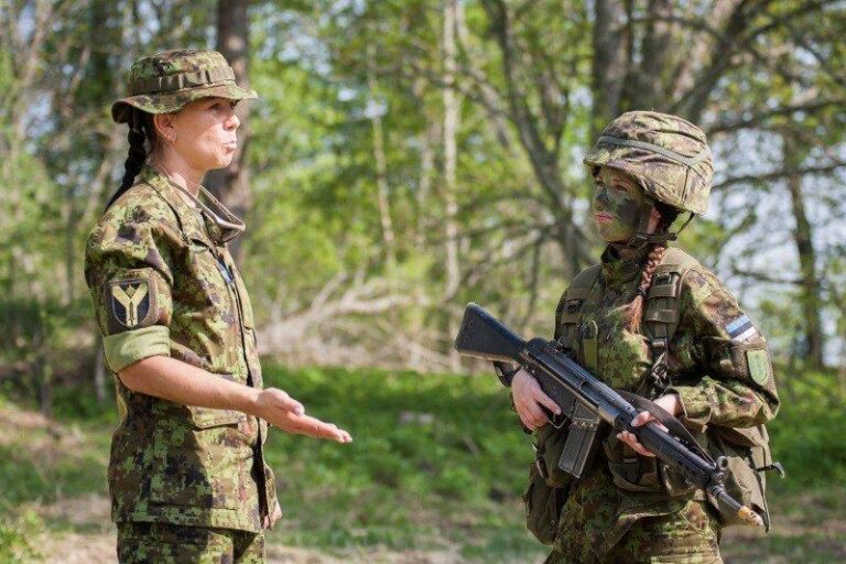 Estonia ar putea introduce serviciul militar obligatoriu pentru femei pe fondul scăderii natalității masculine