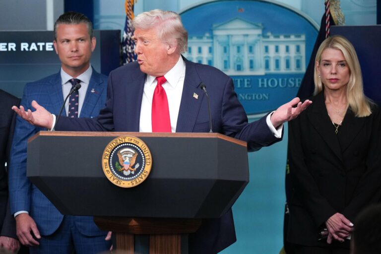 Trump publică imagini cu extratereștri și „război în spațiu”. Postările vin pe fondul tensiunilor cu Iranul și al dezvăluirilor despre OZN-uri