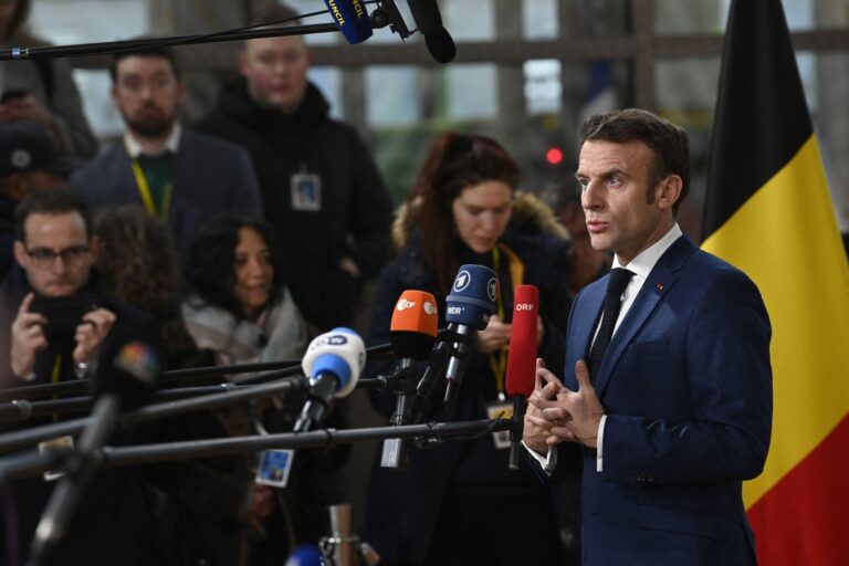 Macron scoate calculatorul la Bruxelles: Franța vrea taxe noi ca să umple pușculița UE