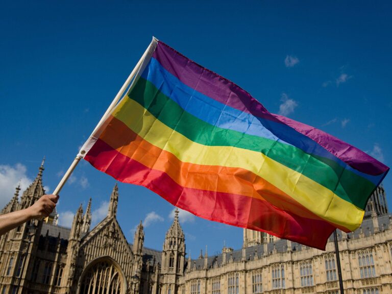 Marea Britanie pregătește interzicerea terapiilor de conversie pentru persoanele LGBT+. Pedepse de până la cinci ani de închisoare