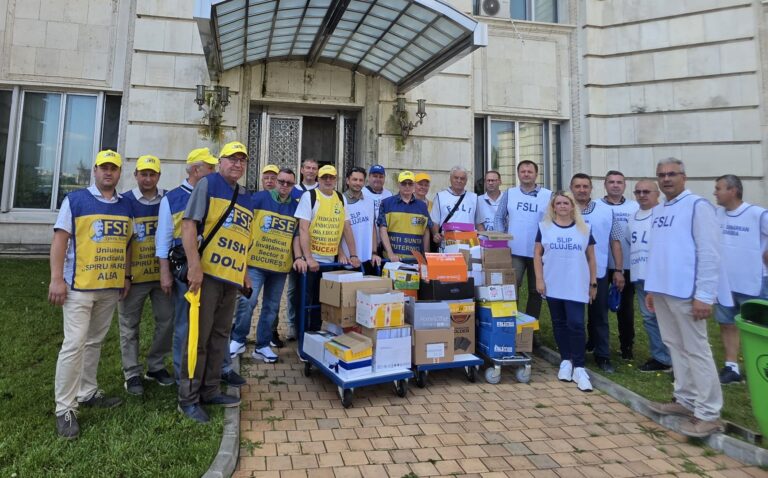 După un an de proteste, profesorii duc lupta în Parlament: 160.000 de semnături pentru salvarea școlii românești