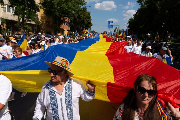 Mii de români au participat la Marșul Tricolorului organizat de AUR la Târgu Mureș