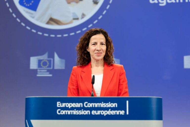 Roxana Mînzatu: Europa se poate decarboniza fără să-şi închidă fabricile. UE menține sprijinul pentru companiile care investesc în tranziția verde