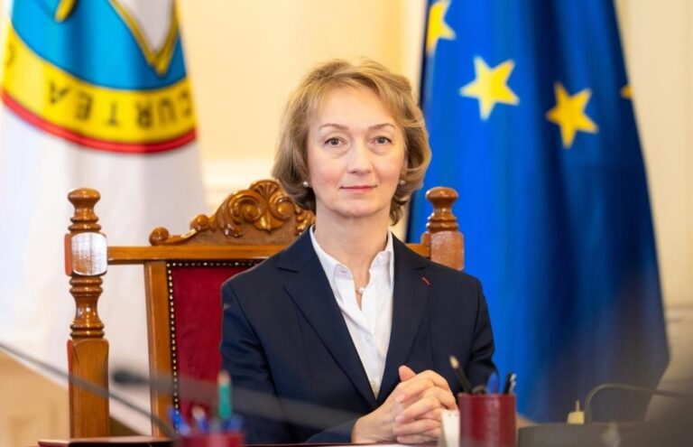 Președinta CCR răspunde acuzațiilor după întâlnirea cu Bolojan: „Dosarele Curții nu pot fi discutate în alte spații”
