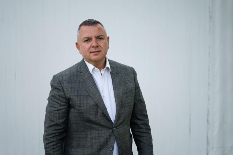 Eduard Koler (deputat AUR): „Domnule Virgil Popescu, partidul AUR nu s-a opus doborârii dronelor ostile, ci unei legi care scoate România din lanțul decizional privind apărarea propriului spațiu aerian”