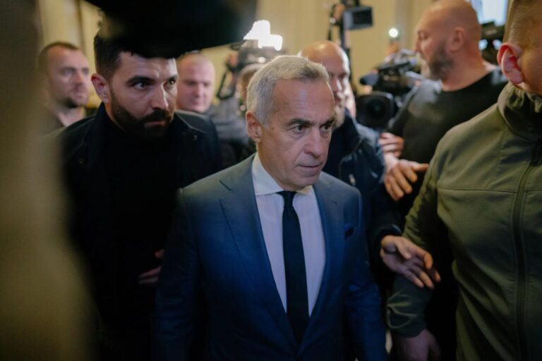 Călin Georgescu, dus la Tribunalul București. Instanța decide dacă va fi arestat preventiv