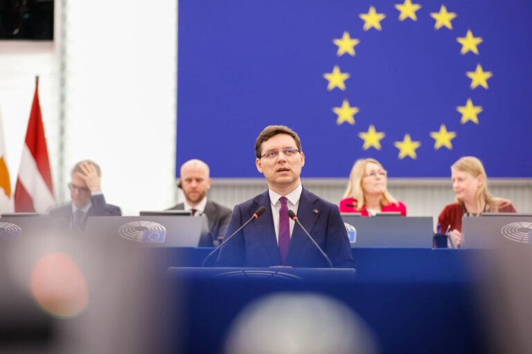 Victor Negrescu îl invită pe Siegfried Mureșan la sediul PSD: „Poate vine și cu demisia din Parlamentul European”