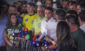 Flávio Bolsonaro discută cu jurnaliștii în Brasília, pe 25 octombrie 2026. Foto: Joédson Alves/Agência Brasil