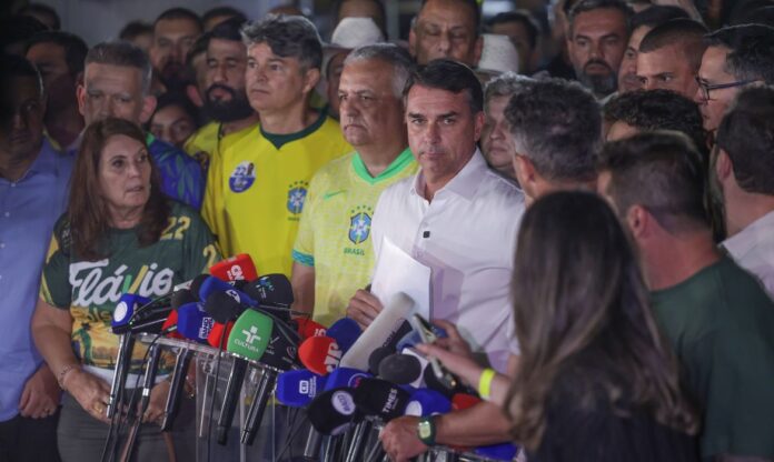 Flávio Bolsonaro discută cu jurnaliștii în Brasília, pe 25 octombrie 2026. Foto: Joédson Alves/Agência Brasil